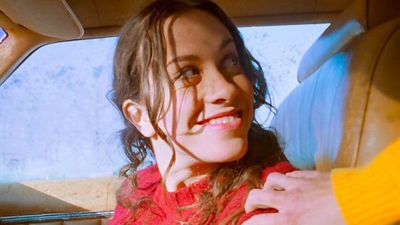 “She will not agree to work with an incompetent blackmailer for the next 15 years or pay her a ransom under the gun”: Alanis Morissette to sue “terrible” ex-tour manager