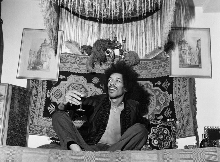 Ronnie Wood remembers Jimi Hendrix’s quality concerns: “He said, ‘My voice is awful.’ I said, ‘I don’t think you should worry about it’”