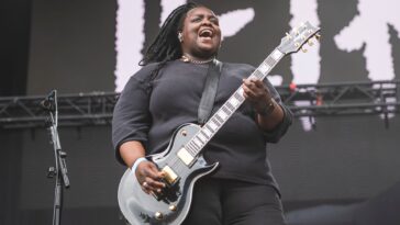 Tetrarch's Diamond Rowe performs Metallica classic at NFL game