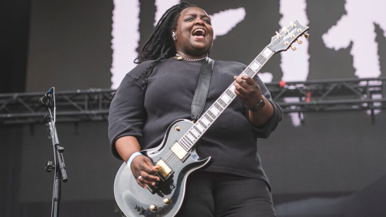 Tetrarch's Diamond Rowe performs Metallica classic at NFL game